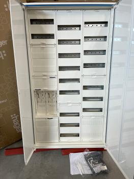 Hager Zählerschrank 2x eHZ Zählerfeld + 1x Verteilerfeld + 1x Verteilerfeld mit APZ-Raum 1400mm, ZB53S